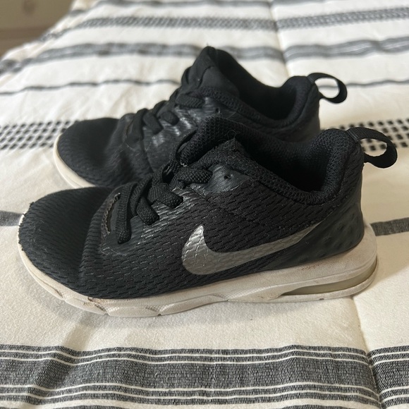 Toddler 9 Nike runners - Picture 3 of 3